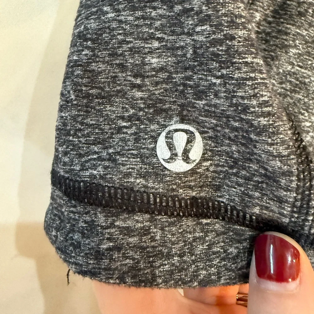 530 Lululemon Star Runner Rulu Long Sleeve Top Gray Black Size 4